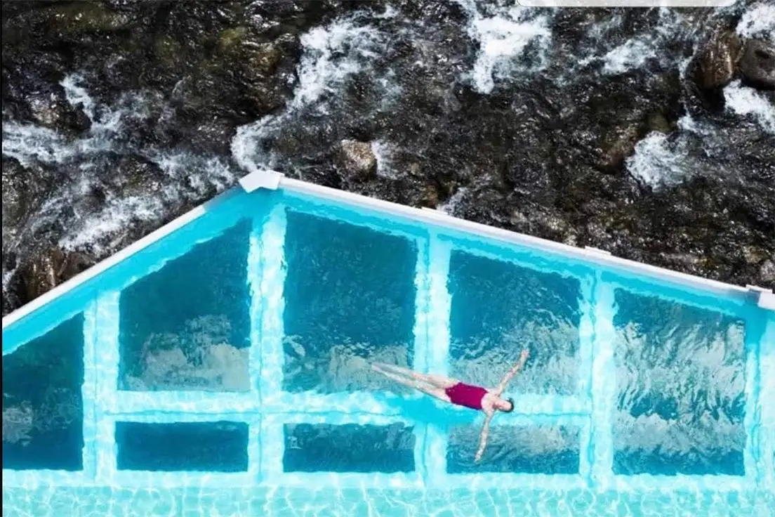 Şeffaf blok akrilik havuz paneli kullanılan premium infinity pool projesi